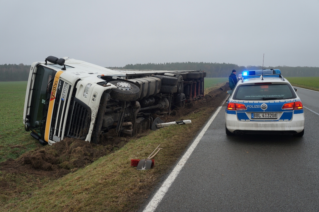 Reportnet24.de - Rathenow - LKW-Unfall Auf B 188 Bei Stechow-Ferchesar