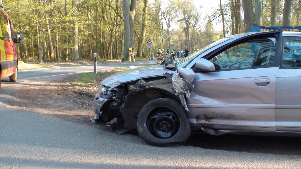 Reportnet24.de - Kremmen: Zwei Autos Bei Frontal-Zusammenstoß Nahe ...